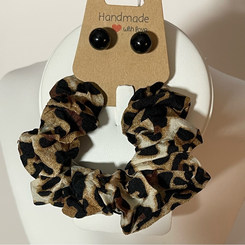 Handmade Black Stud Earrings Cheetah Print Scrunchie
Set, Hypoallergenic…​​​ - Picture 2 of 4